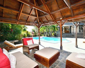 Villa In Le Morne With Pool And Maid - Леморн - Басейн
