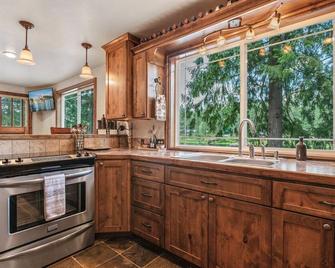 Beautiful Lake Cabin on Kelso Lake, Idaho! Close to Silverwood! - Athol - Kitchen
