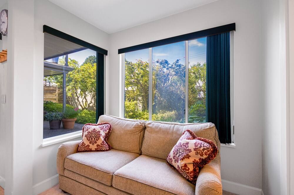 Garden Suite near Jericho Beach - ונקובר - סלון