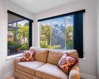 Garden Suite near Jericho Beach - ונקובר - סלון