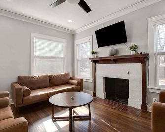 2 Bed 1 Bath Property in College Hill with Garage - Wichita - Living room
