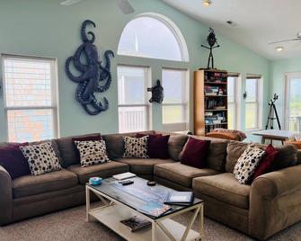 Fishtown / 606 Ocean Blvd West 4 Bedroom Home by RedAwning - Supply - Sala de estar