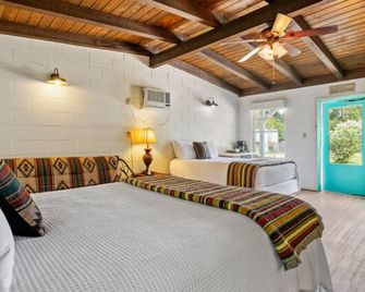 Cabin 1 - One bedroom near the Arcade and Pool - Buchanan Dam - Bedroom