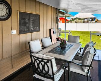 Cozy dog-friendly home, with W/D and a hot tub, walk to wineries next door - Touchet - Patio
