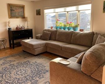 Freeport split house on the canal for an easygoing vacation! - Freeport - Living room