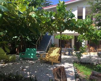 Enjoy,Relax ON the Beach for your Pura Vida Adventure : - Playa Junquillal - Patio