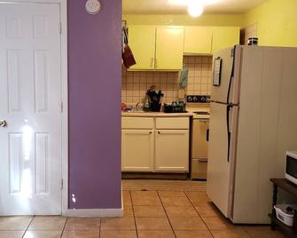 Studio Close to Downtown Saint Pete., The Beaches and The Bay - Pinellas Park - Kitchen