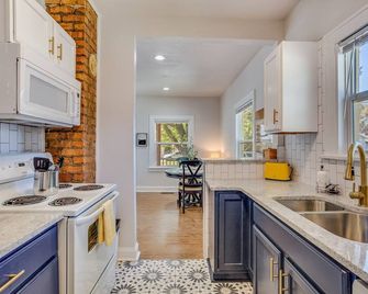 Walk to Wesley Medical! Private Back Patio W/ W&D - Wichita - Kitchen