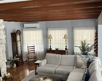 Beautiful Jersey Shore Home / Large yard 2 Blocks from Beach Available October - Atlantic City - Sala de estar