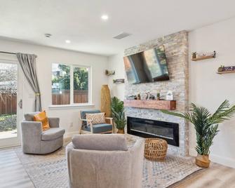 Cozy Home With Hot Tub Family-friendly Yard 5 Bedroom Home - Livermore - Sala de estar
