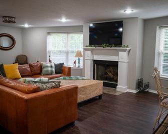 Elis Woodland Escape - Russellville - Living room