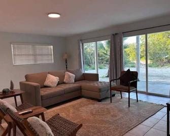 Entire Waterfront House - Providenciales - Living room