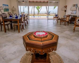Stunning beachfront villa for 8 in Ranna, Tangalle + breakfast and free\npick up - Hambantota - Living room