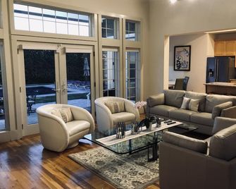 Centrally Located Southampton / Water Mill brBright, Open Floor, Saltwater Pool - Water Mill - Living room