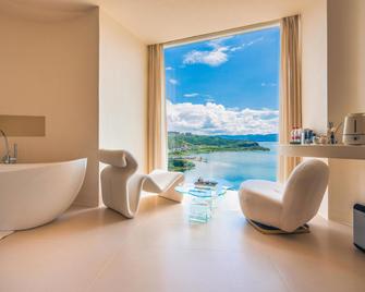 Dali Santorini Guyue Tingfeng Seaview Hotel (Dali Erhai Lixiangbang) - Dali - Living room