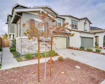 Newly Built Tracy Home with Backyard and Pool Access! - Tracy - Building