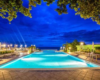 호텔 클럽 샌디에이고 - 마라테아 - 수영장