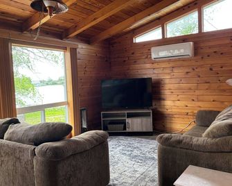 Waterfront Cabin on Bostic Bay - Baudette - Living room