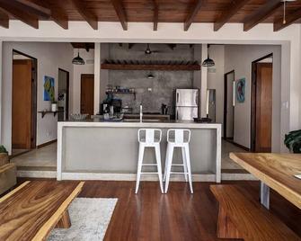Surfers, Families, Nature Lovers Villa with Fiber Optic in Avellanas - Tamarindo - Kitchen