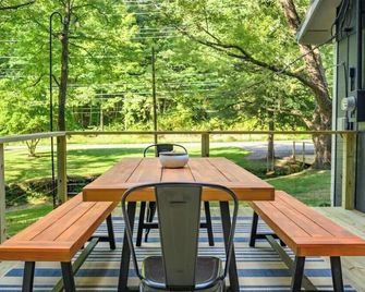 Charming bungalow with a hot tub, walking distance to downtown Nashville - Nashville - Patio