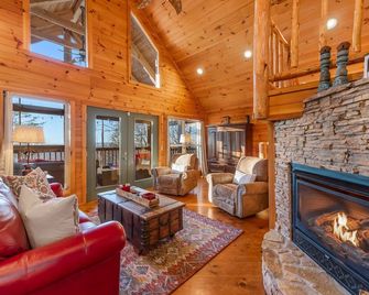 Just Chillin on the Brow steps to downtown - Mentone - Living room