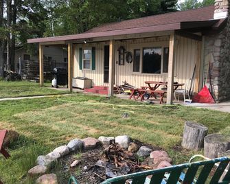 Quaint Remodeled Cabin on Beautiful Au Train Lake - Au Train - Patio