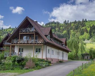 Herrlich an Wald u. Wiesenrand,ruhige Lage. Erdgeschoss, Terrasse ,fam. mit Kind - Berghaupten - Edificio