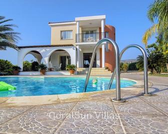 Amazing Pool, Complete Privacy, Amenities and Beach nearby - Peyia - Pool