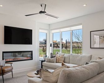 Desert Dream Villa at Desert Color By Ember Stays - Saint George - Living room