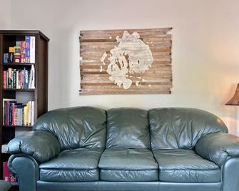 Quiet oasis across the street from Acadia and just steps from the harbor - Seal Harbor - Living room