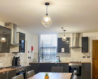 Delightful Spacious Haven With Large Driveway - Manchester - Cucina