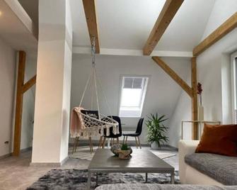 Wen Königsberger, Ruhige Dg-Wohnung, 2 Schlafzimmer, Parkplatz, Zentral - Weiden in der Oberpfalz - Salon