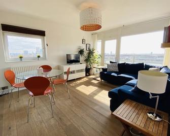 Two bed light & airy flat in central Zone 1, with excellent views over London. - London - Living room