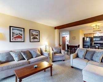 Secluded ski condo near Killington with fast WiFi, shared outdoor pool, & tennis - Rutland - Living room