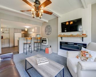 Maggie Valley Home about 5 Mi to Cataloochee Ski Area! - Maggie Valley - Living room