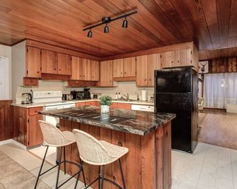 Rustic A Frame with Hot Tub Fire pit and BBQ - Gran Sudbury - Cocina