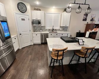 The Lighthouse- A Beautiful and Luxurious SmartHome. - Terre Haute - Kitchen