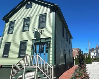 Dive into downtown Newport RI magic in this freshly renovated 1BR retreat right off Historic Thames Street! Queen bed, ensuite glass walk-in shower, TV, mini-split AC, off-street parking. Just steps to restaurants & wharfs - Newport - Rakennus