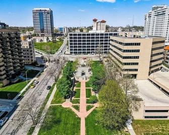 Cozy 1-bedroom condo with WiFi, AC in fabulous Plaza, Kansas City - Kansas City