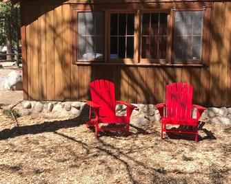 Indian Rock Rustic Studio Cabin Near Hiking Trails - Idyllwild - Patio