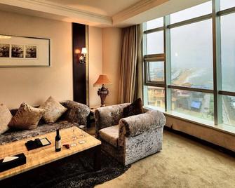 Vienna International Hotel Shandong Yantai Fta Jinshatan Xingyi Square - Yantai - Living room