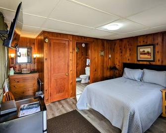 Room 2 - Riverside Motel - 1 Queen Bed - Lewiston - Bedroom