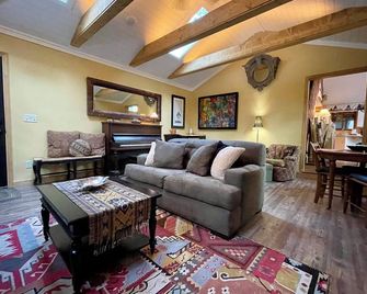 Northerness Cottage; a Short Ride to America's #1 Rated Beach! - Glen Arbor - Living room