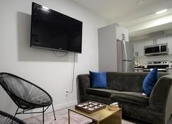 Prime Retreat: Cozy 2Bed Bsmnt with Modern Comfort - Nisku - Sala de estar