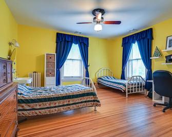 Historic Chambersburg Home with Pool and Game Rooms! - Chambersburg - Bedroom