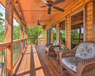 Spacious Log Cabin w/ Fire Pit & Game Room! - Eureka Springs - Balcón