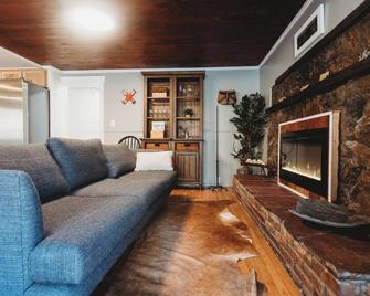 Charming restored Log Cabin in Hoosick Falls NY on the Vermont border - Hoosick Falls - Living room