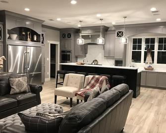Waterfront Lake Winnipesaukee Luxury Family House with Private Water /Dock - Meredith - Living room