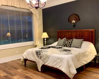 Artsy pet-friendly king room/historic railroad inn - Cowan - Bedroom