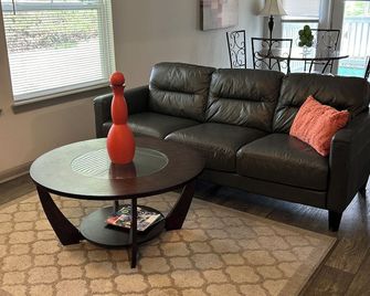 Cozy 2-bedroom Perfect Location in Alpharetta. - Alpharetta - Living room